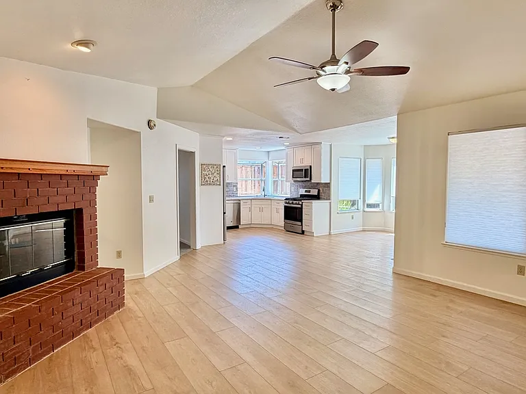5663 Montclair Cir — Photo 12