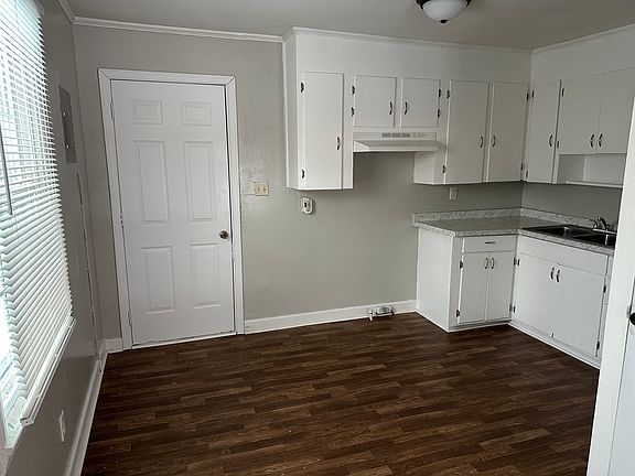 3rd image of 407 Belvedere Cir