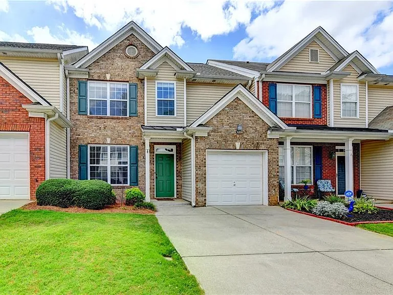 3067 Kentmere Dr — Photo 2