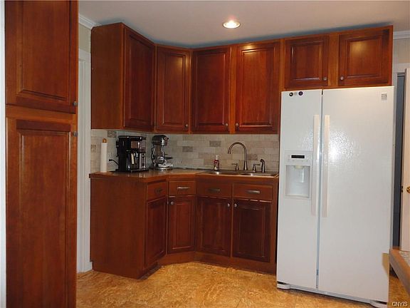 5th image of 158 Groton Ave