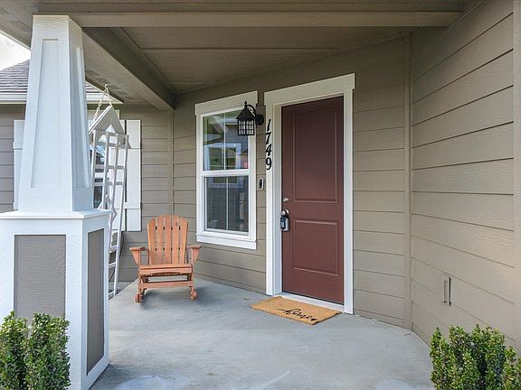 3rd image of 1749 N Holl Blvd