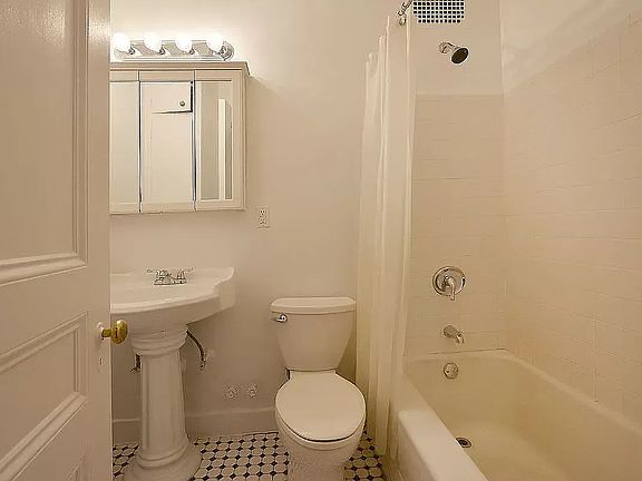 5th image of 17 E 70th St #1C
