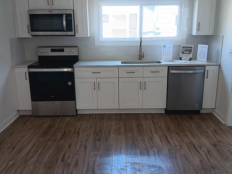 817 E End St — Photo 2