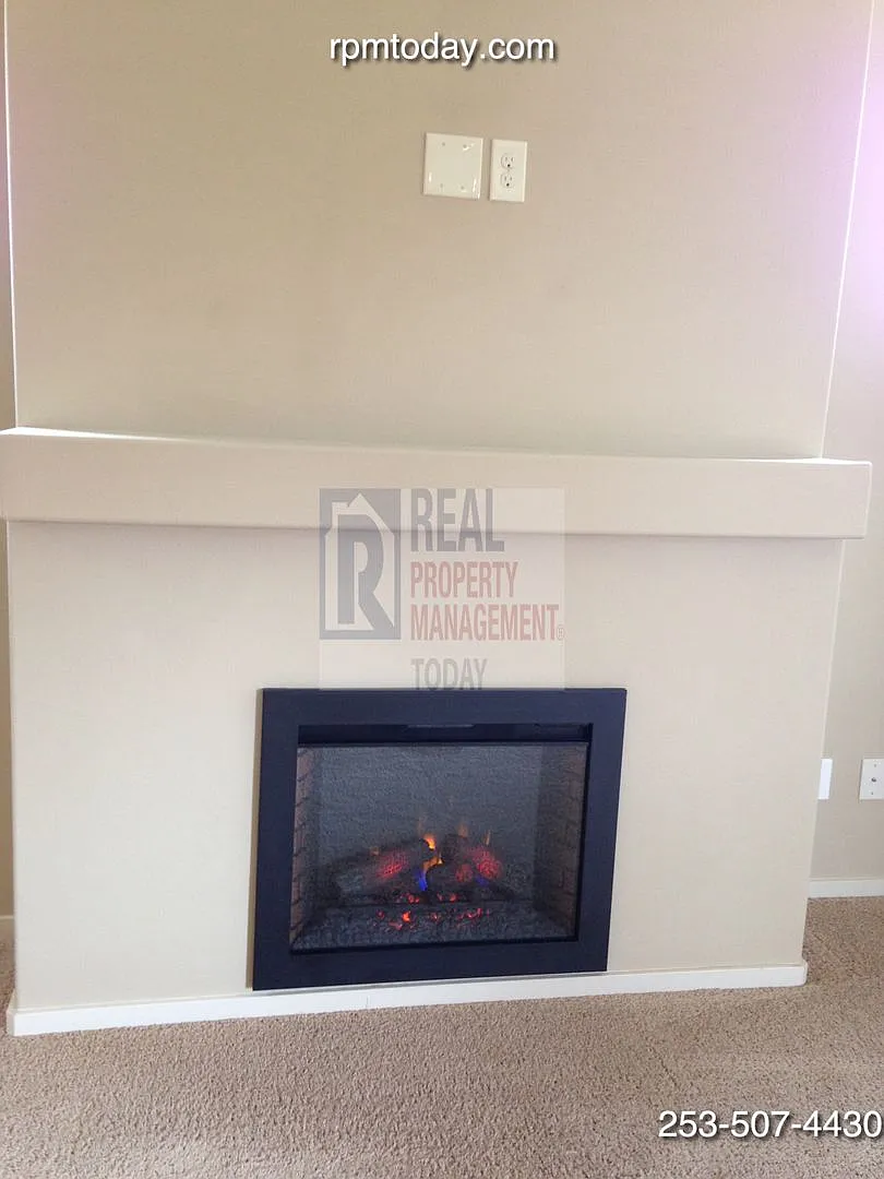 Beautiful 4 Bedroom Home in Spanaway! — Photo 4