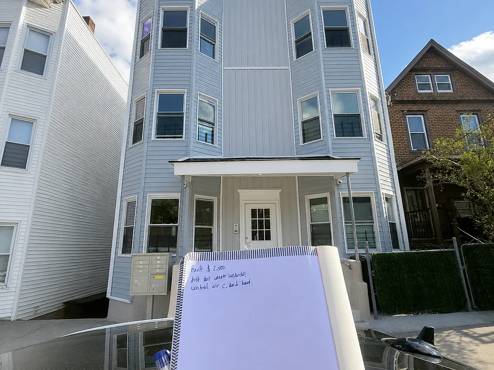 122 Downing St #3