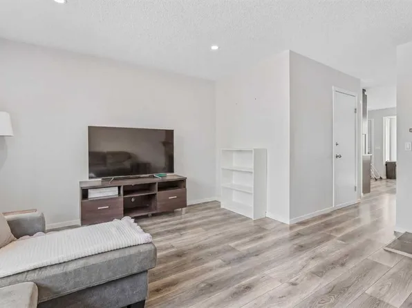 84 E Falconridge Pl NE, Calgary, AB T3J 1A6