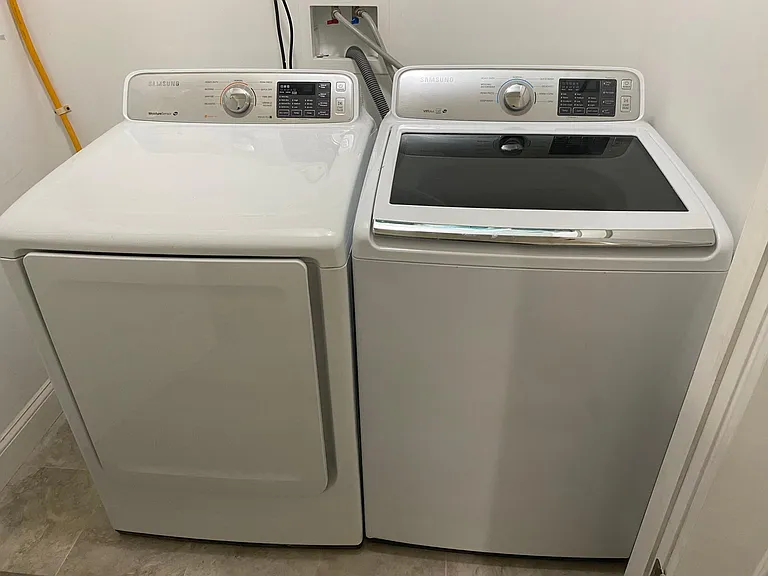 WASHER -DRYER FREE