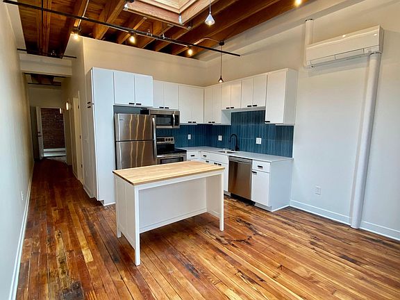 2nd image of 1523 Oak St #203