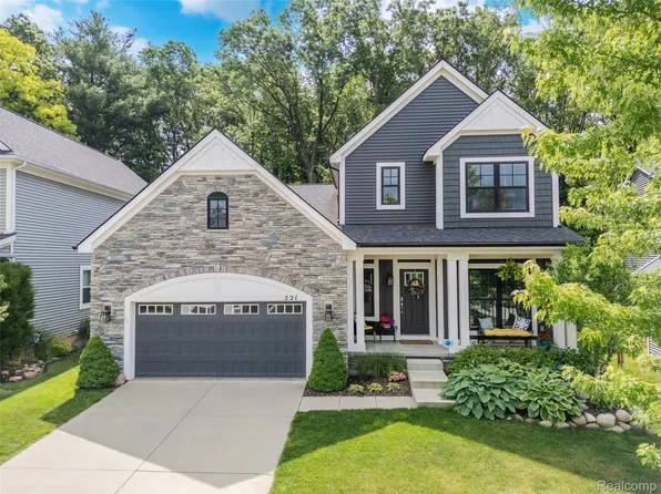521 Heritage Ridge Dr, Milford, MI 48381