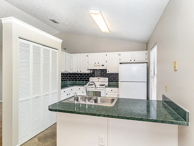 1112 Malone St NW — Photo 4