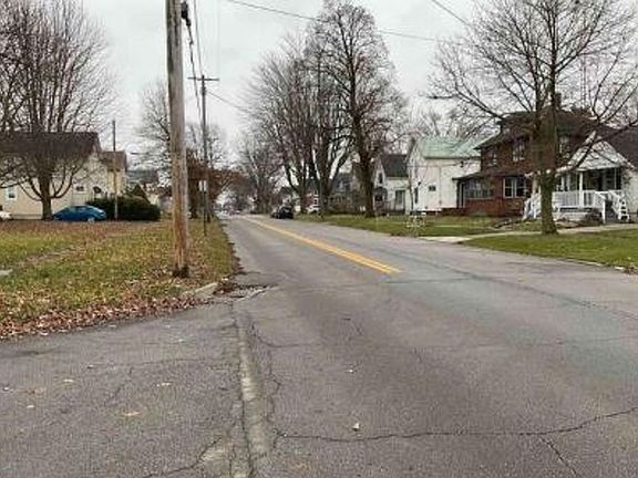 Exterior Neighborhood (street photo)