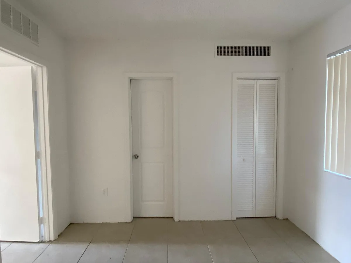 Photo 2 of 11 - 101 NW 29th Ave #1 - Fort Lauderdale, FL Building Photo - 101 NW 29th Ave #1