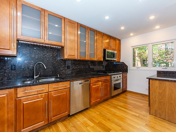 4th image of 1647 N Vine St