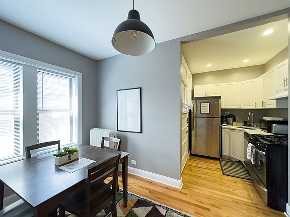4th image of 637 W Cornelia Ave #W2