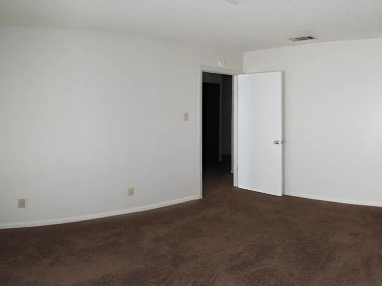 4504 Chase Cir — Photo 4