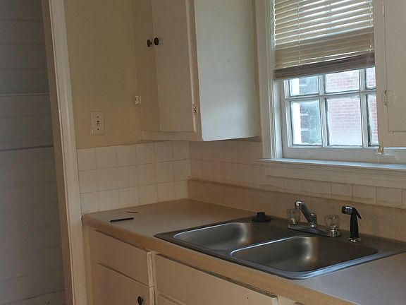 3rd image of 139 Eastview Dr