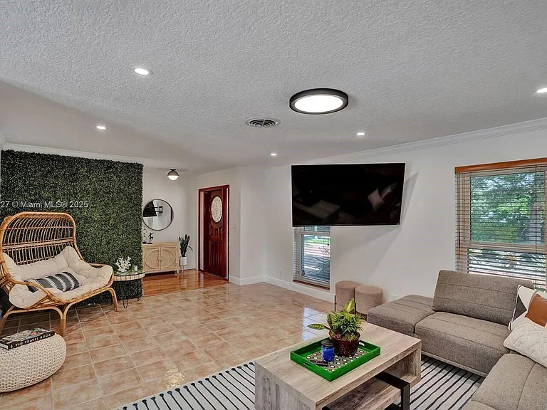 421 NE 22nd Ave — Photo 9