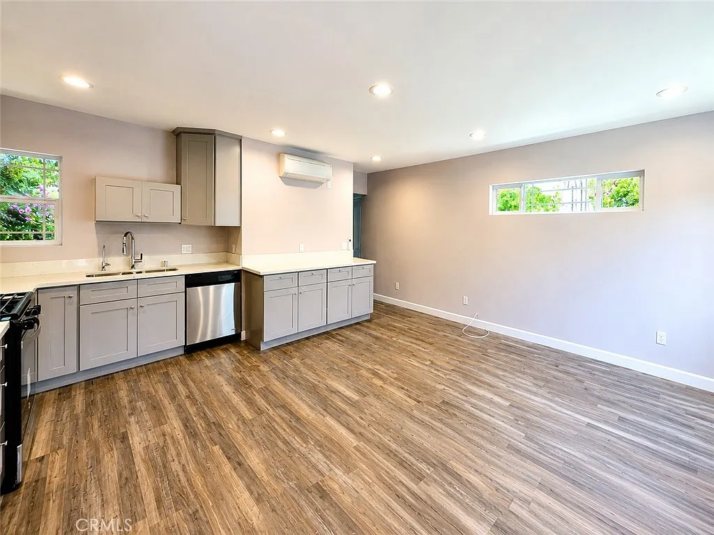 2 bed, 1000 sqft, $2,895 — Photo 2