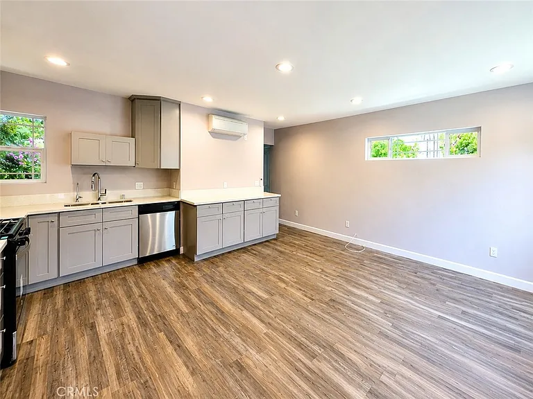 7645 Amestoy Ave — Photo 2
