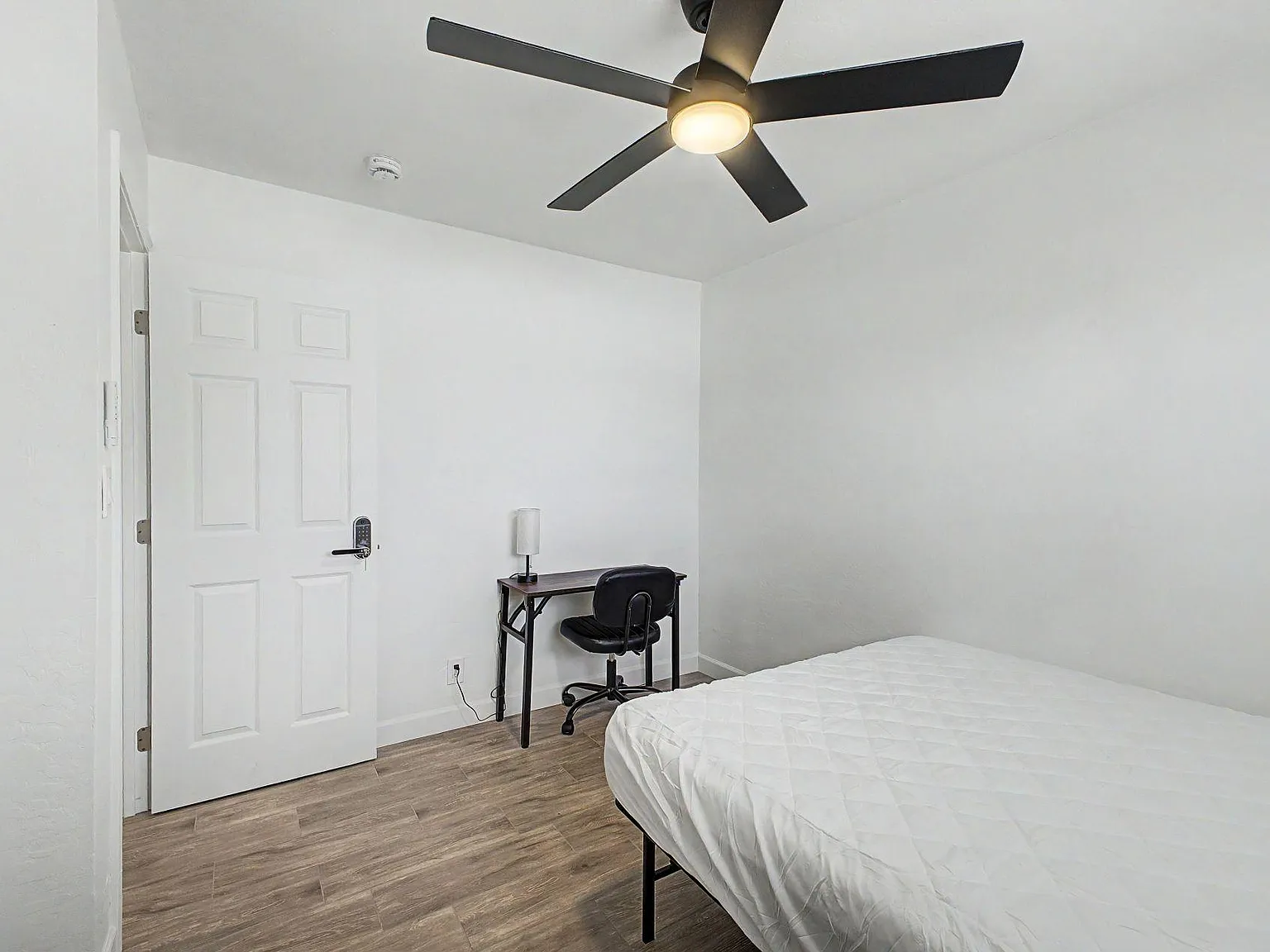 4 bed, 4.0 bath, 2400 sqft, $1,299 — Photo 3