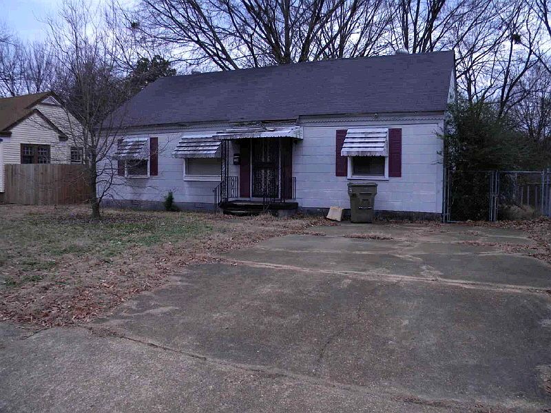 2nd image of 759 Isabelle St