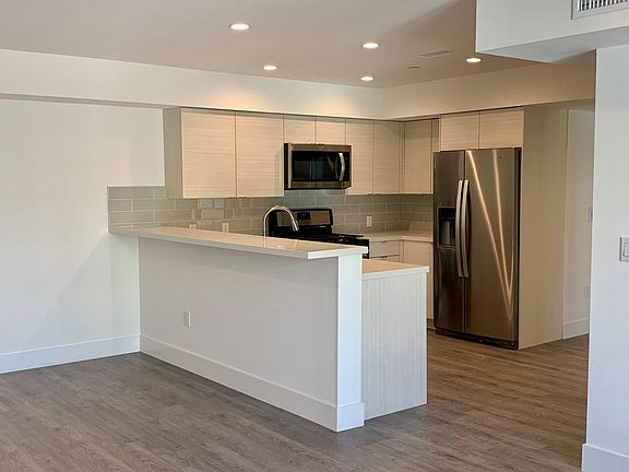 2nd image of 3945 Ingraham St #404