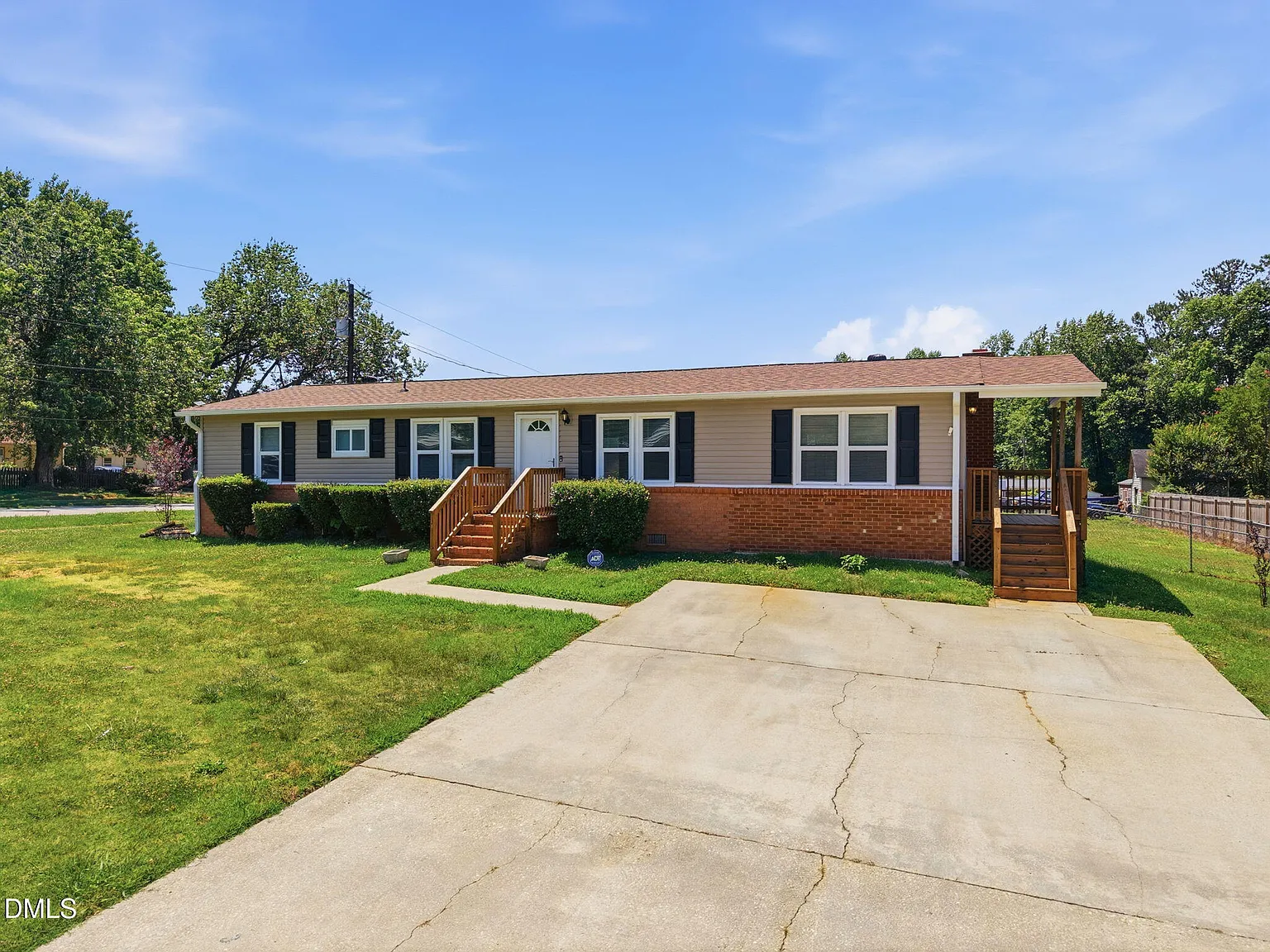 3 bed, 1.5 bath, 1296 sqft, $1,850 — Photo 2