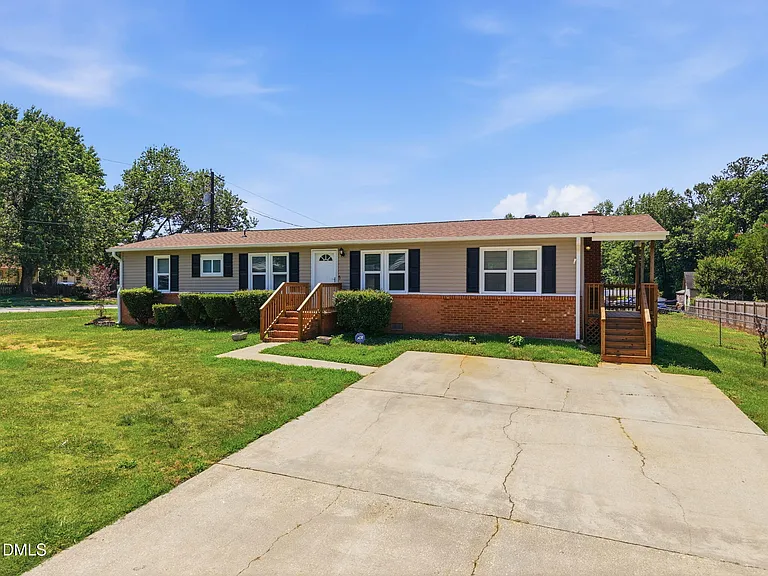 320 E Earp St — Photo 2