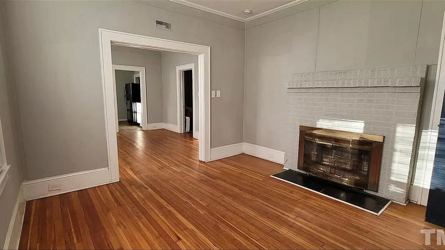 907 Holloway St — Photo 4