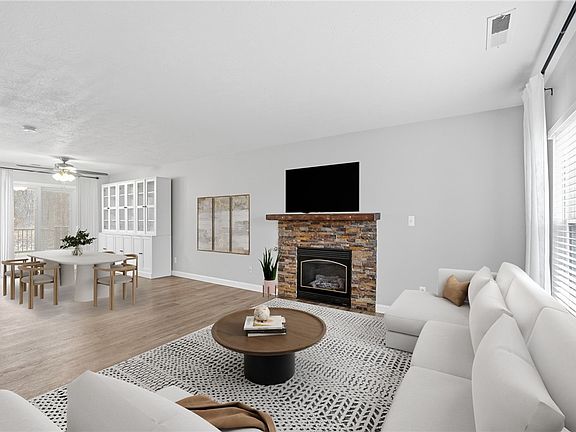 4th image of 382 N Church Dr