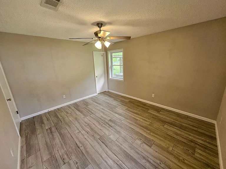 120 Powell Dr — Photo 6