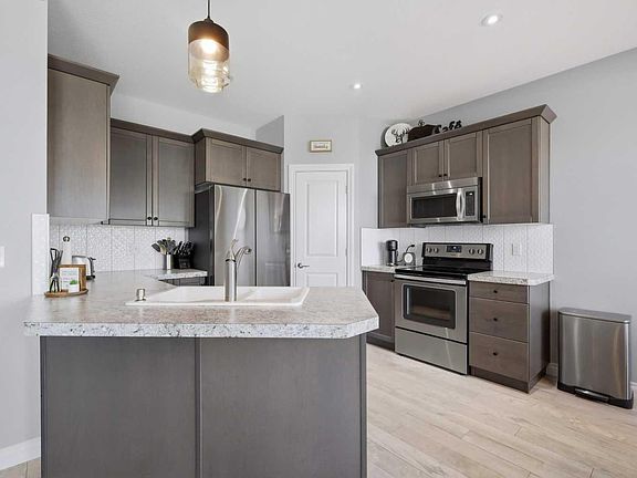 4th image of 64 Henderson Cres