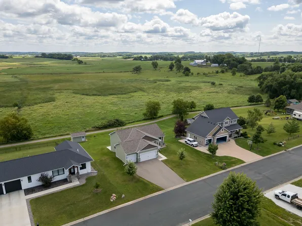 705 Deer Trl, Montgomery, MN 56069