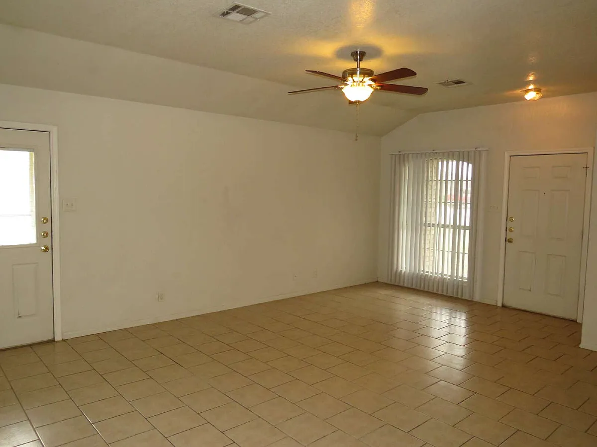 Building Photo - 2609 Lucille Dr #A