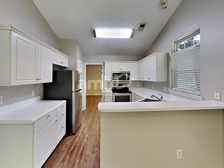 1720 Silverberry Ct — Photo 3
