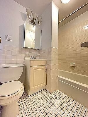 5th image of 225 E 89th St APT C2