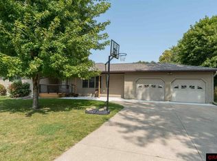 805 Circle Dr, Wells, MN 56097