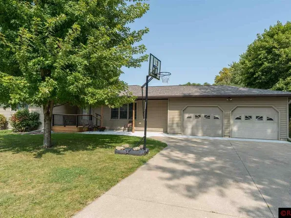 805 Circle Dr, Wells, MN 56097