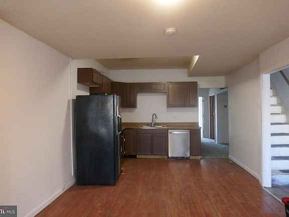 2nd image of 210 E 14th St