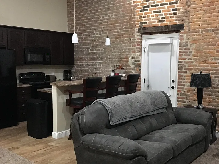 114 E University St — Photo 26