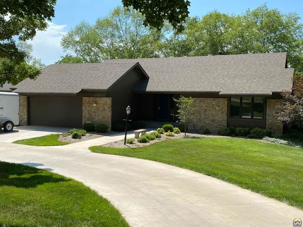 3931 SW Chelmsford Rd, Topeka, KS 66610