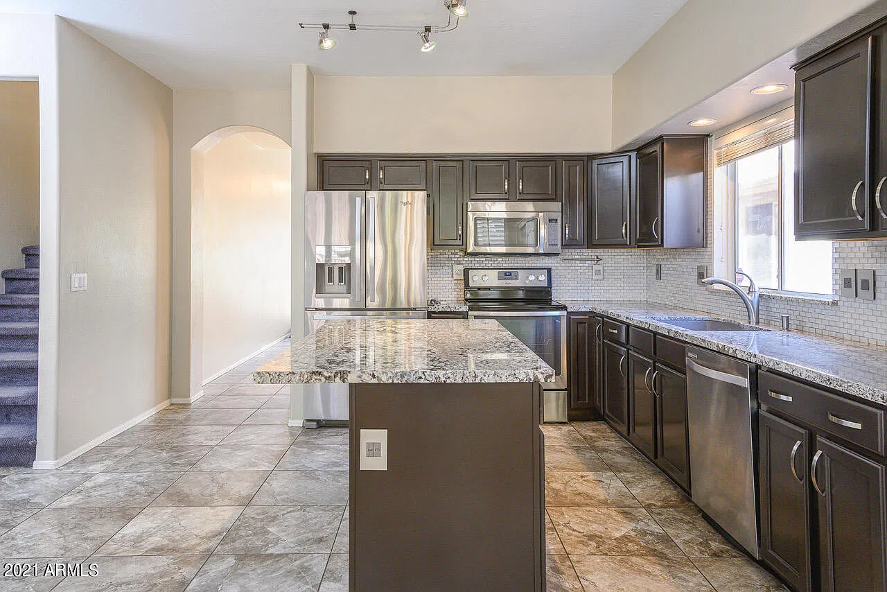 4 bed, 2.5 bath, 2359 sqft, $3,895 — Photo 4