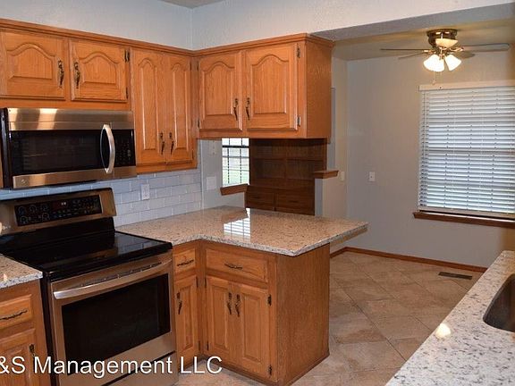 4th image of 2305 E Hills Dr