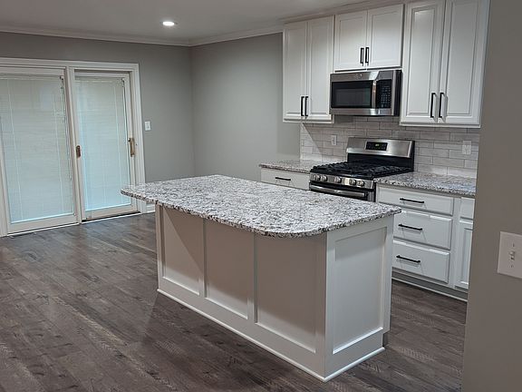 3rd image of 1320 Darby Ln