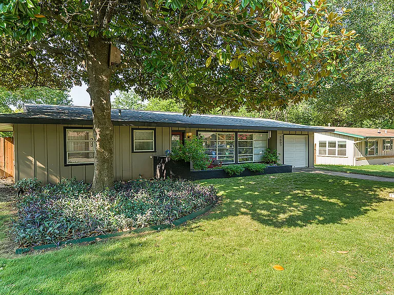 2603 Albata Ave — Photo 2