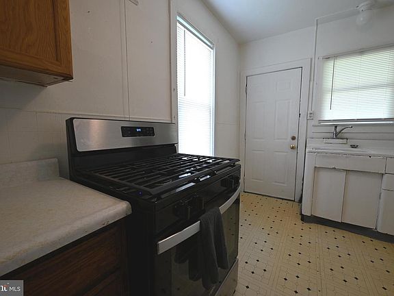 5th image of 438 W 3rd St