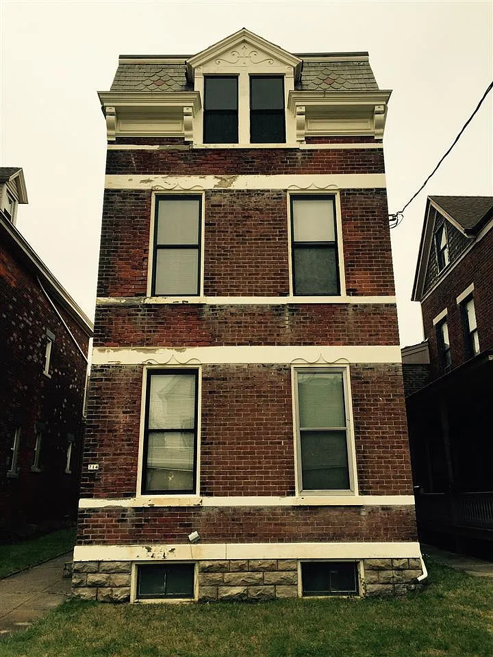 714 E 9th St photo 1