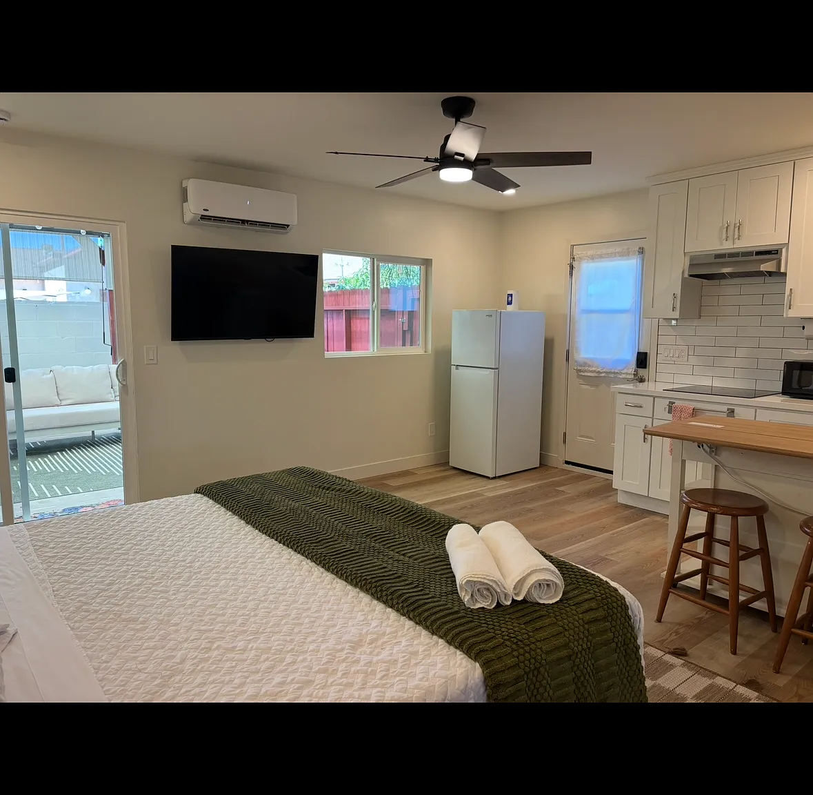 Studio, 400 sqft, $2,200 — Photo 2