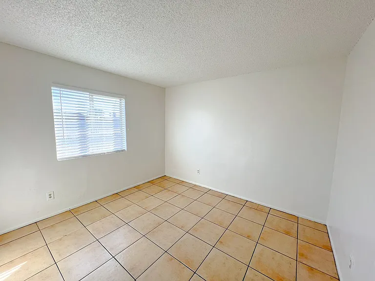 1625 E Wood St — Photo 8