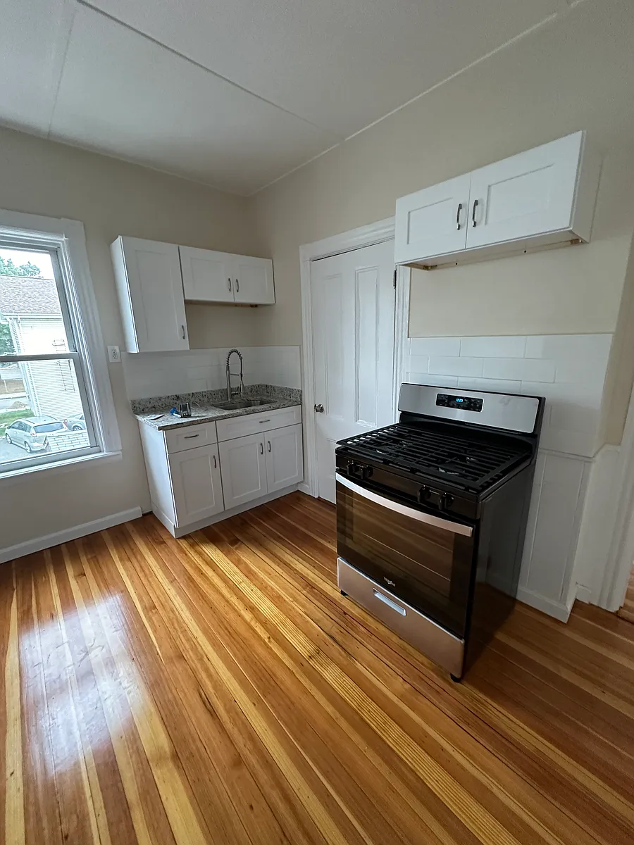 Building Photo - 13 Magill St #2